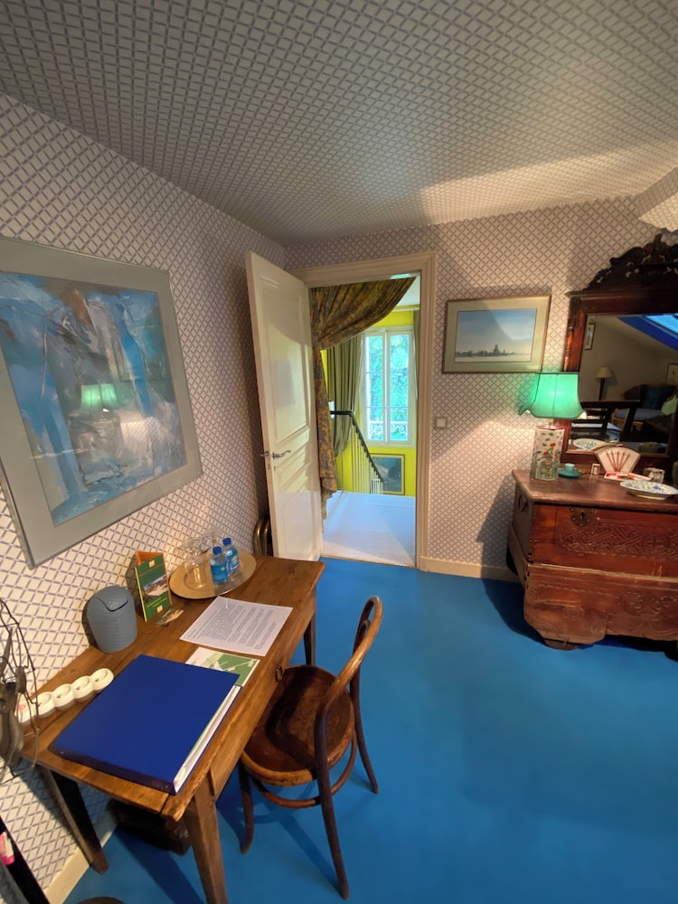 Classic Double Attic Room - 3rd Floor photo 3