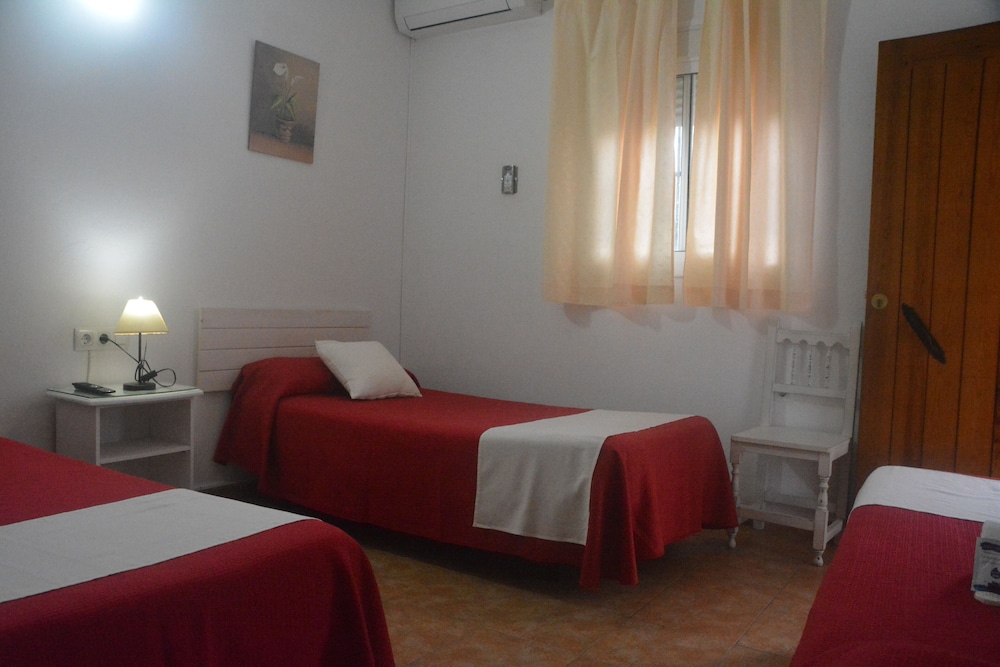 Economy Triple Room photo 3