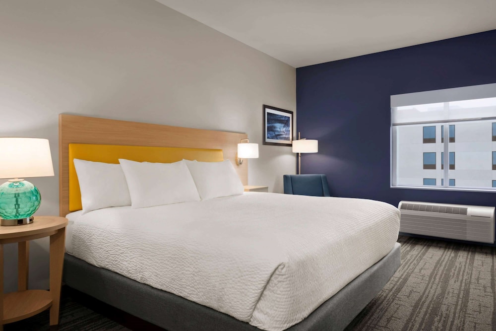 Room, 1 King Bed, Non Smoking - Photo 7