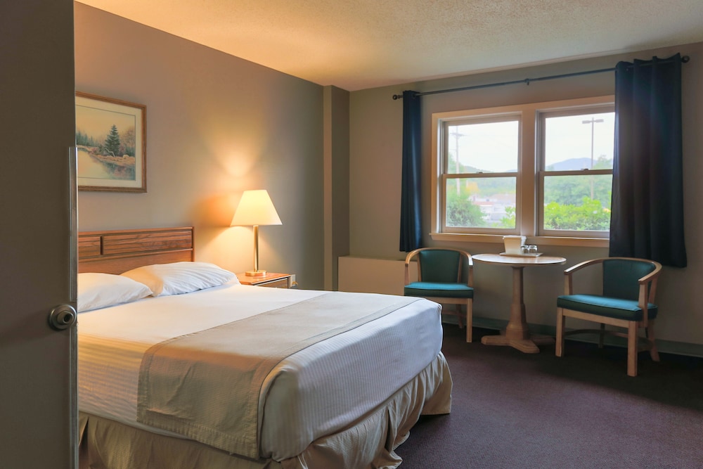 Standard Room, 1 King Bed, Non Smoking - Photo 4