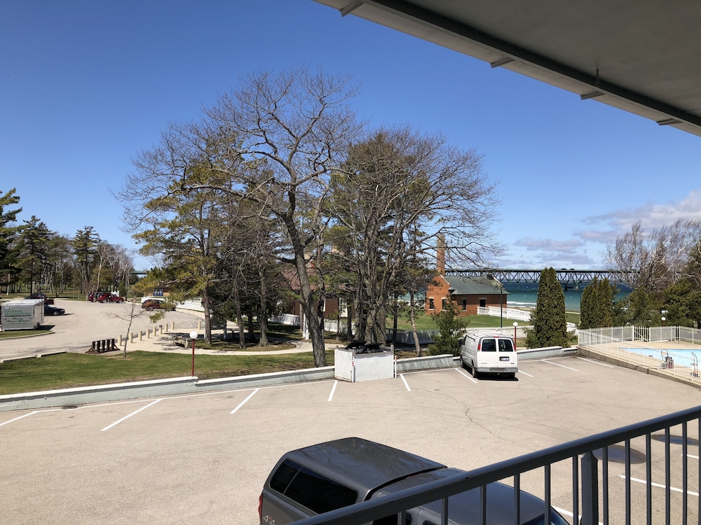 Standard Room, 2 Double Beds, Partial Lake View, Ground Floor photo 3