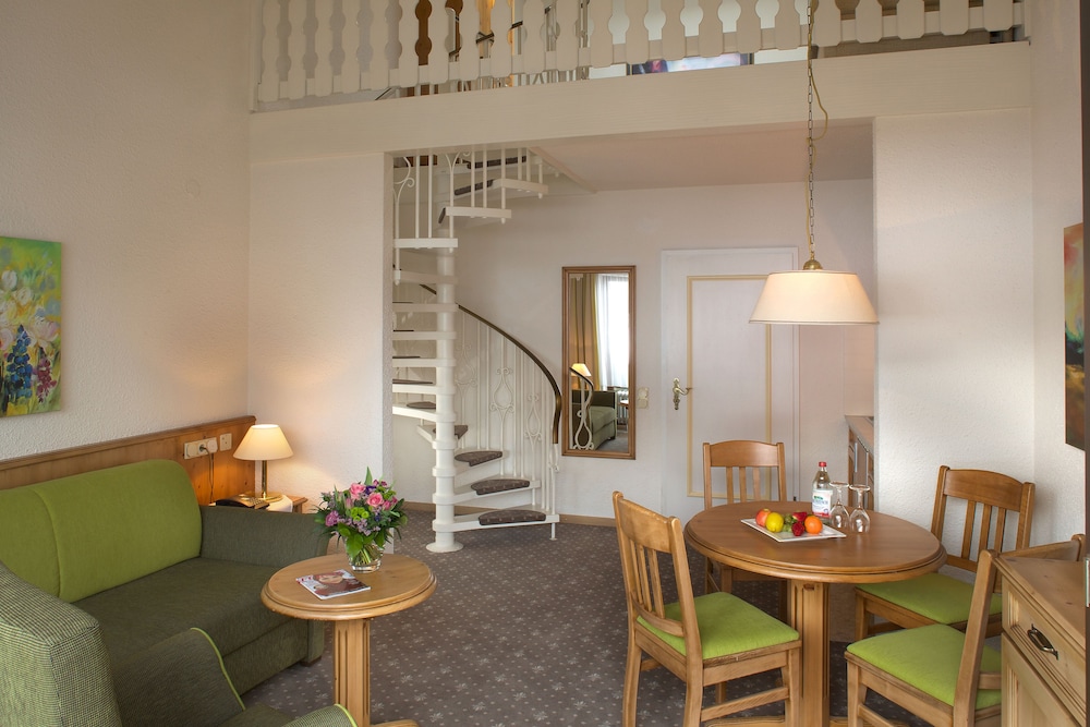 Junior Suite, 1 Queen Bed with Sofa bed photo 2