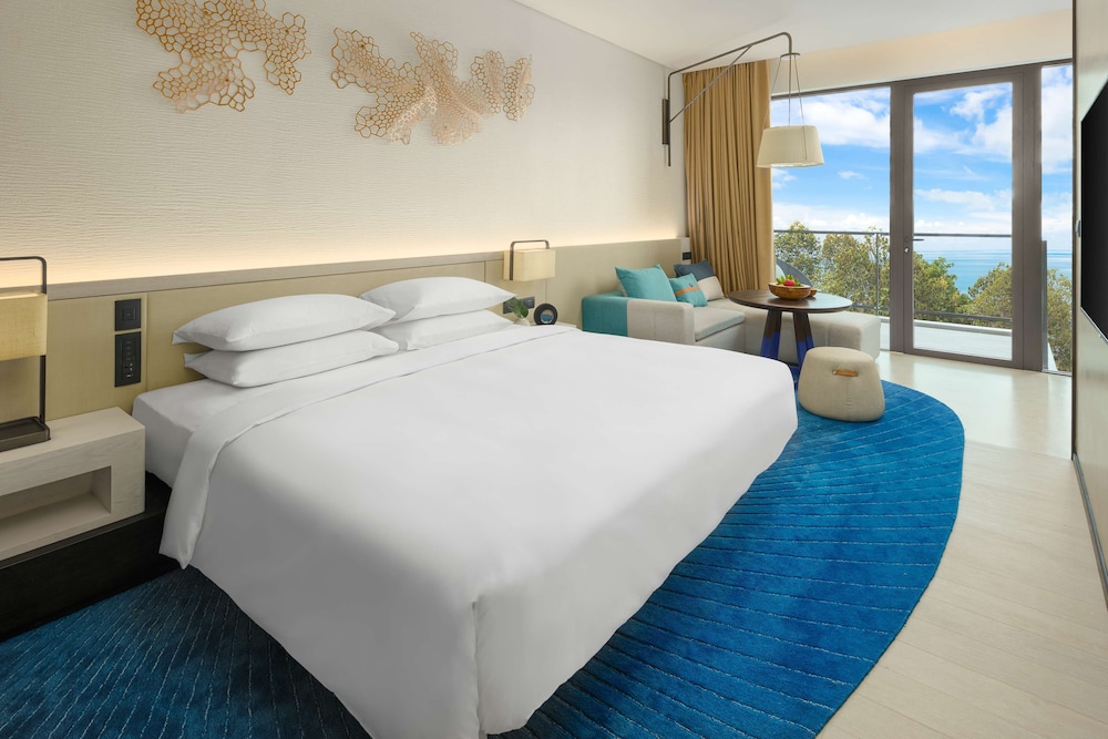 Room, 1 King Bed, Partial Ocean View - Photo 1