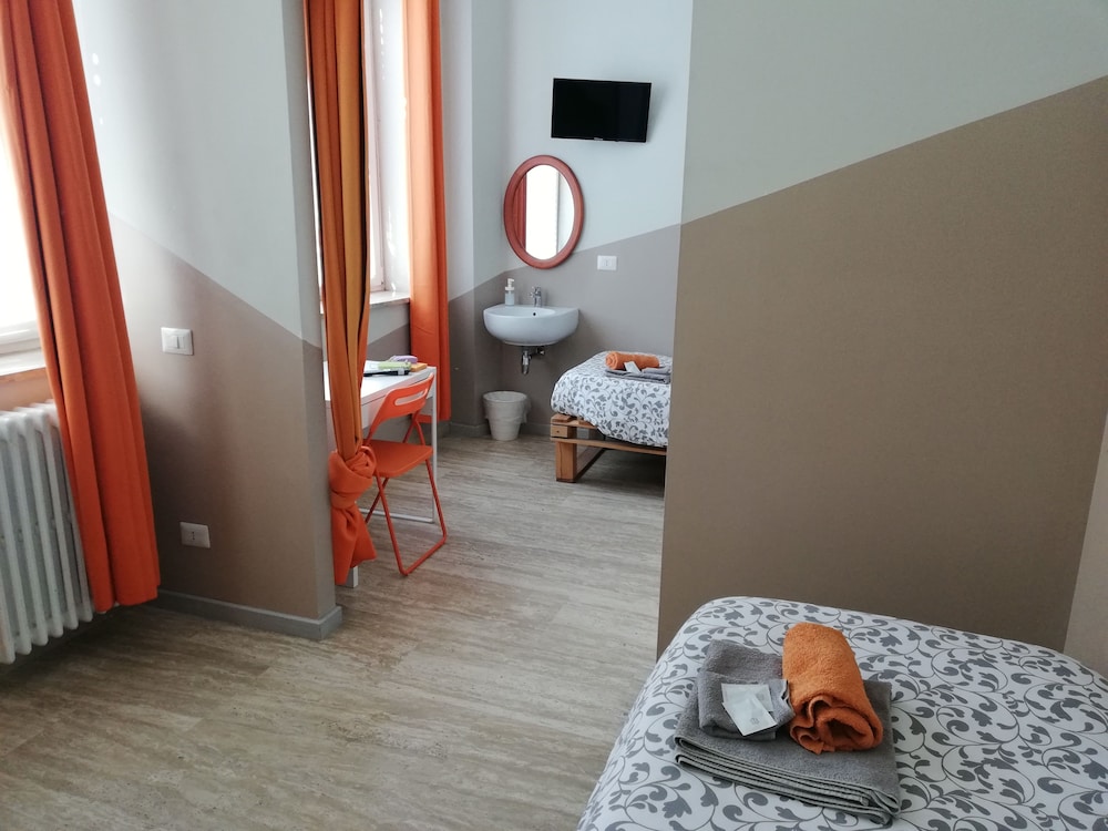 Economy Twin Room, Accessible, Shared Bathroom photo 2