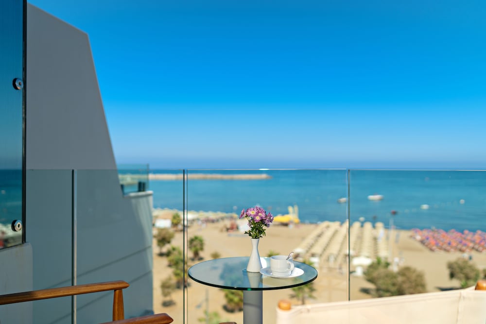 Junior Suite, Partial Sea View
