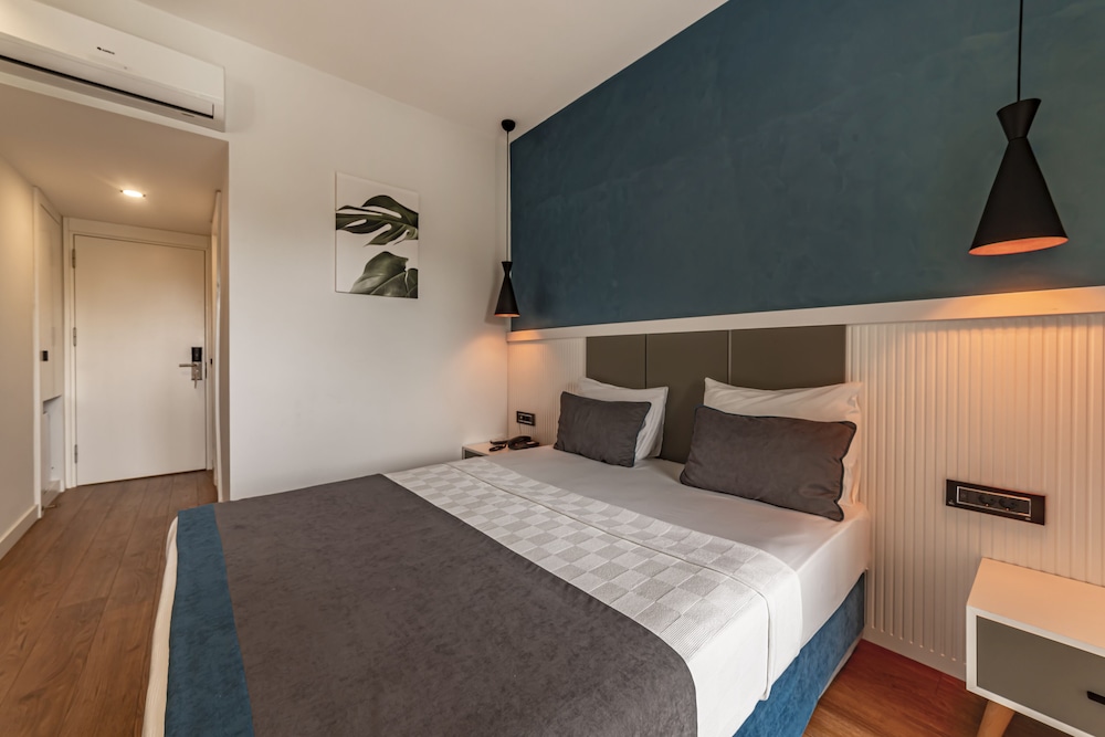 Standard Room, 1 Double Bed, Partial Sea View thumbnail 5