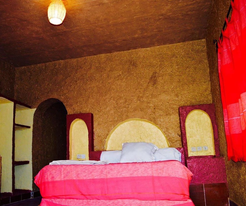 Basic Room, 1 Queen Bed photo 1