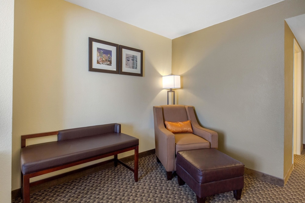 Standard Room, 1 King Bed, Non Smoking - Photo 4