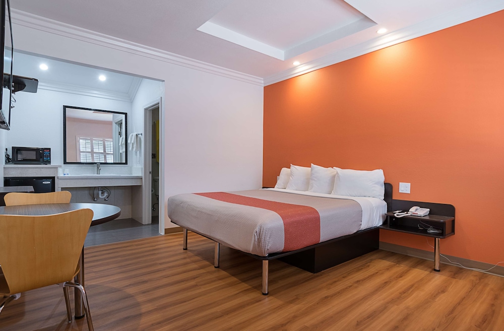 Deluxe Room, 1 King Bed, Non Smoking, Refrigerator & Microwave - Photo 2