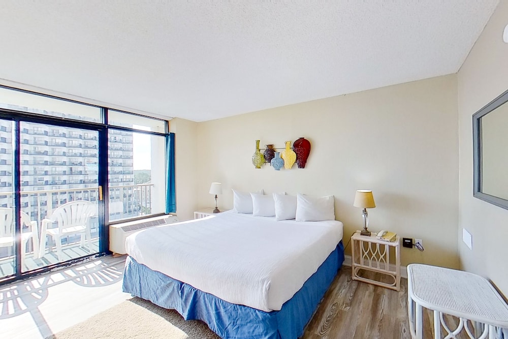 Room (Studio, King Bed, Partial Ocean View) photo 1