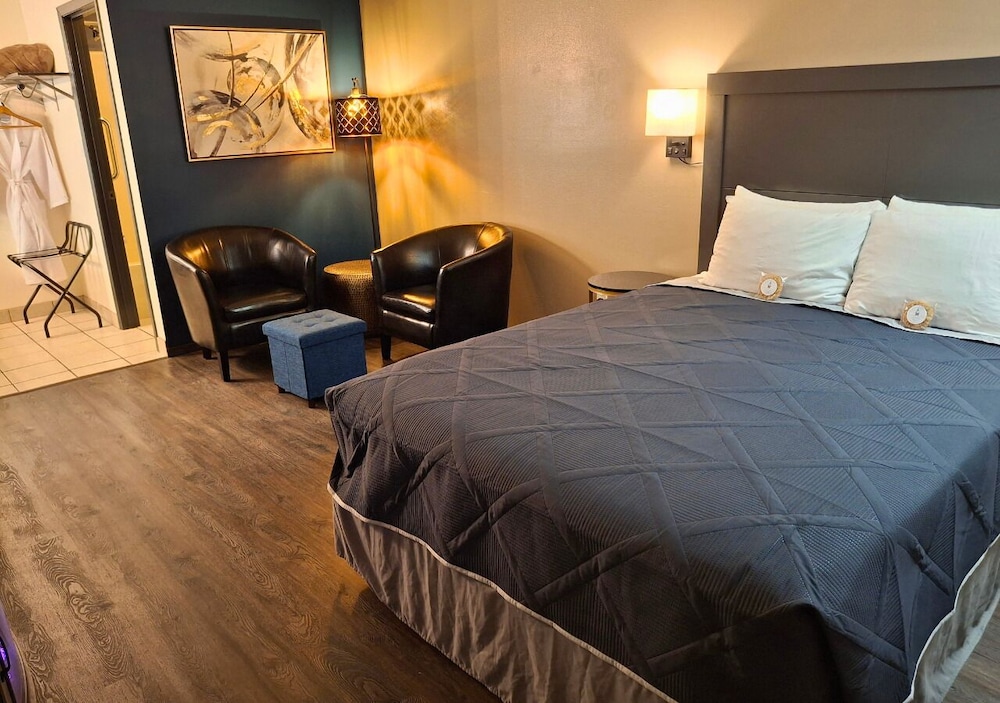 Standard Room, 1 Queen Bed photo 3