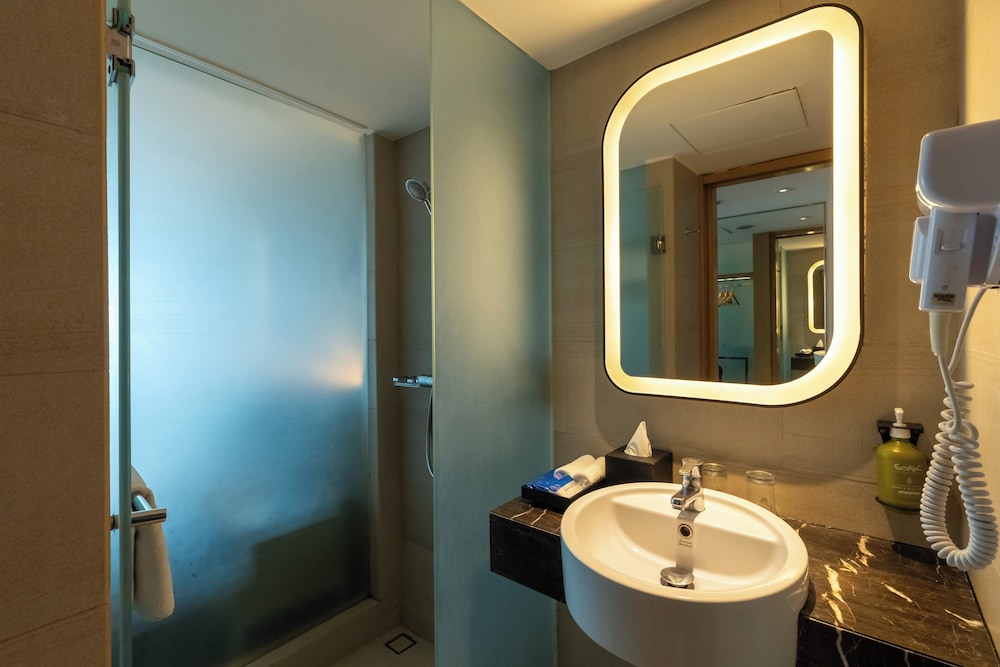 Standard Room, 1 Queen Bed with Sofa bed (Airport View) photo 3