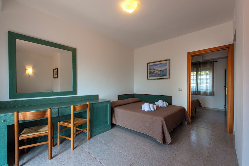 Family Quadruple Room - Photo 1