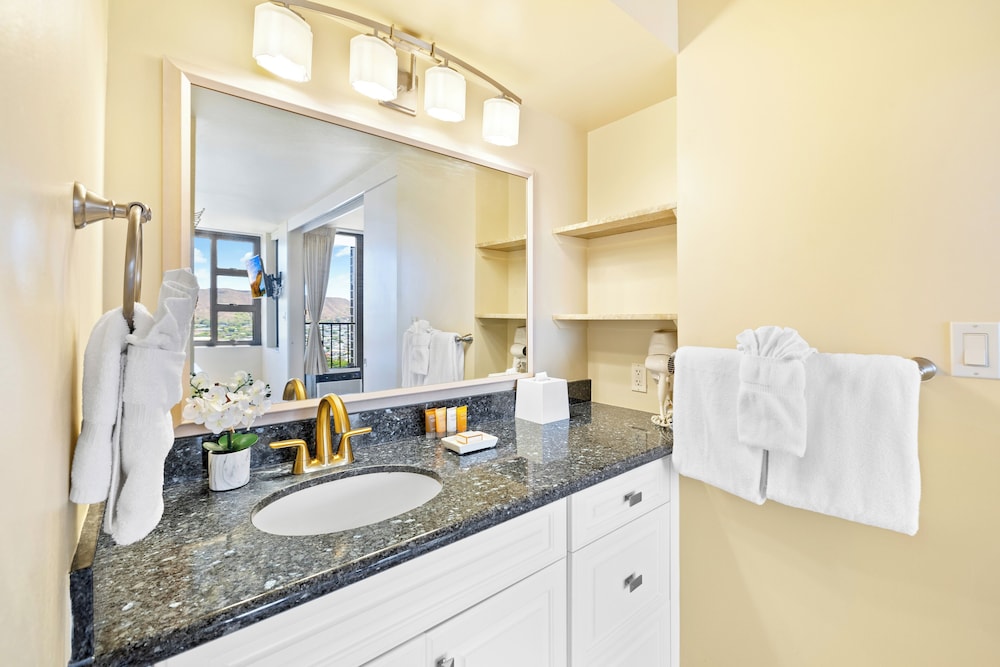 Diamond Head and Ocean views with King Bed and Parking: Suite, 1 Bedroom, Balcony, Ocean View (0071) photo