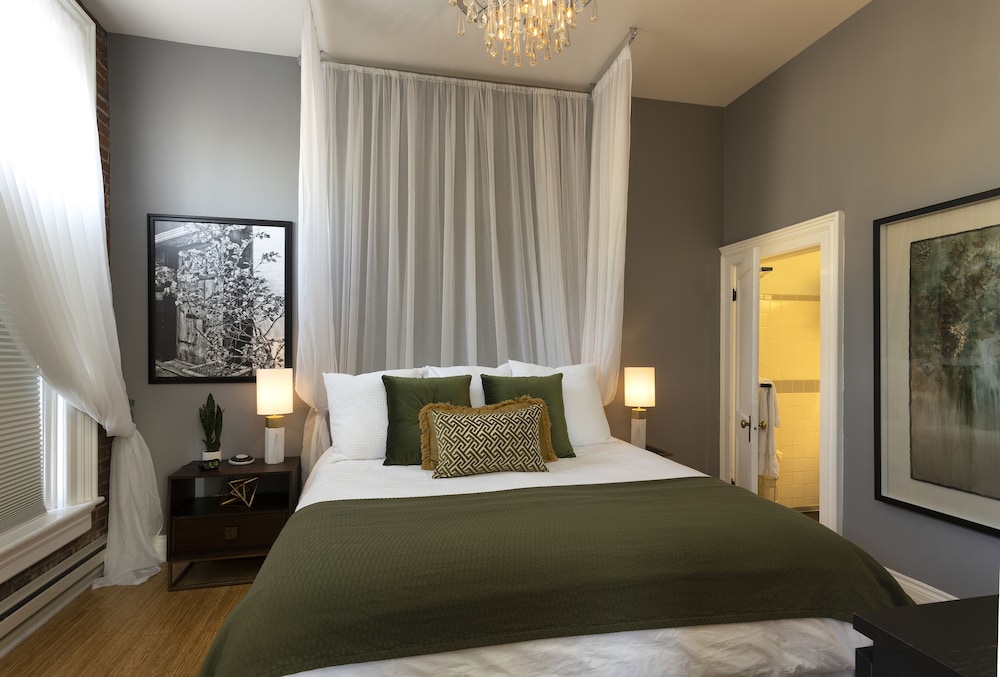 Romantic Apartment, 1 King Bed, Non Smoking, Fireplace (4TH) photo 3