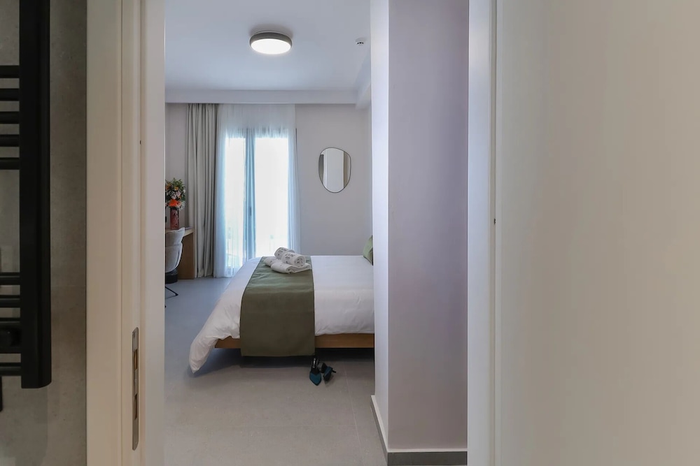 Junior Suite with Jacuzzi - Atrium View photo 2