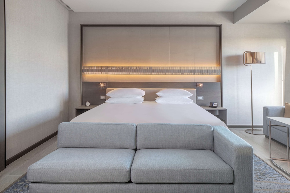Deluxe Room, 1 King Bed - Photo 1