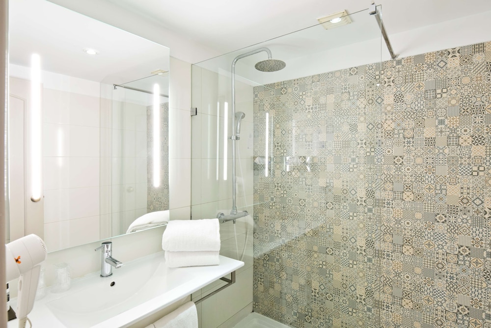 Classic Suite, 1 Queen Bed, Balcony, Sea View - Photo 9