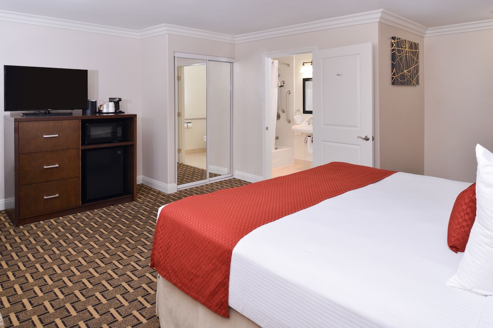Standard Room, 1 King Bed, Accessible, Bathtub
