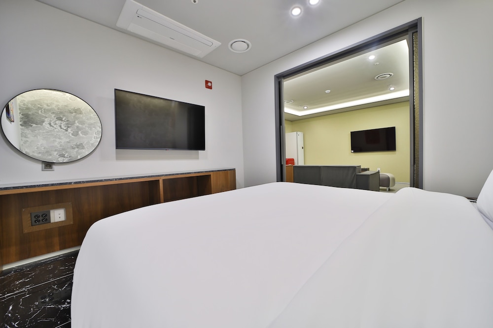 Suite Family Room - Photo 19