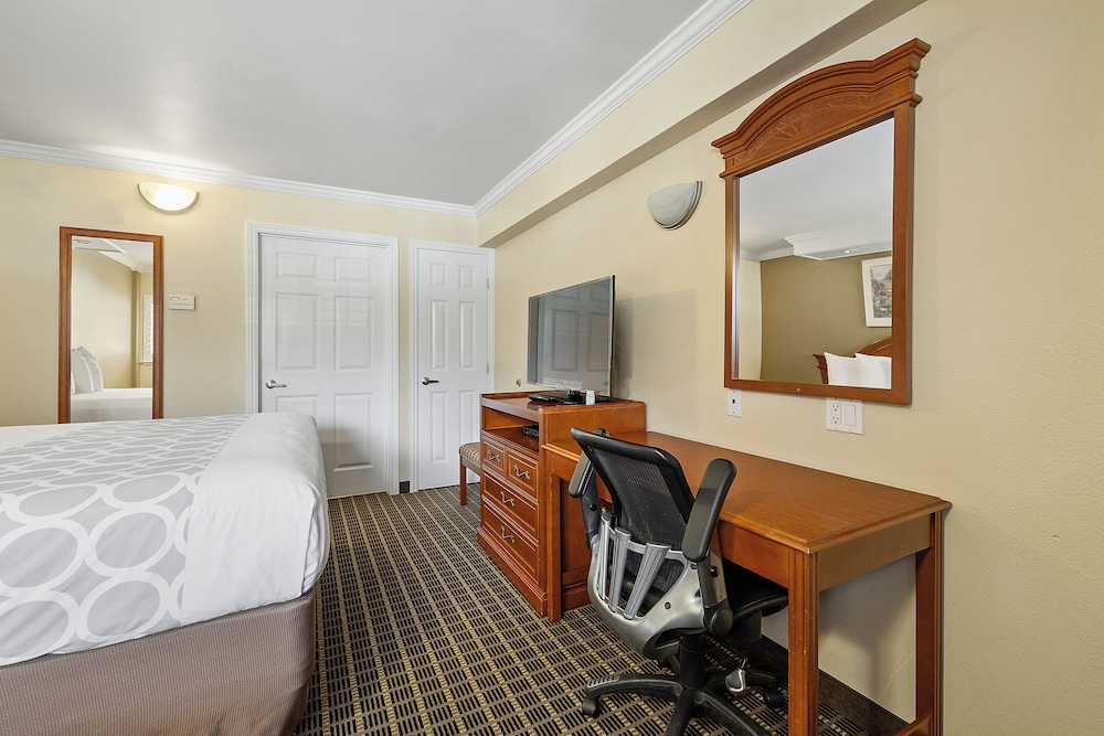 Standard Room, 1 King Bed - Photo 8