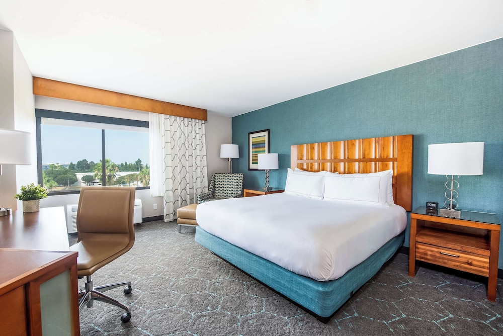 Junior Suite, 1 King Bed, Accessible, Non Smoking - Photo 1