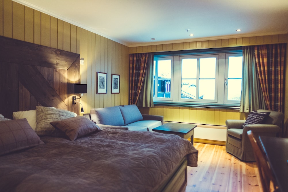 Family Room (2 adults + 2 children)