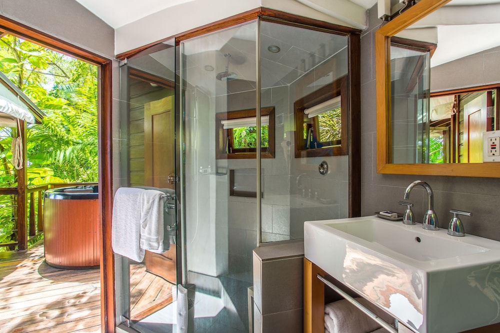 Deluxe Room, 1 Queen Bed, Ocean View photo 3