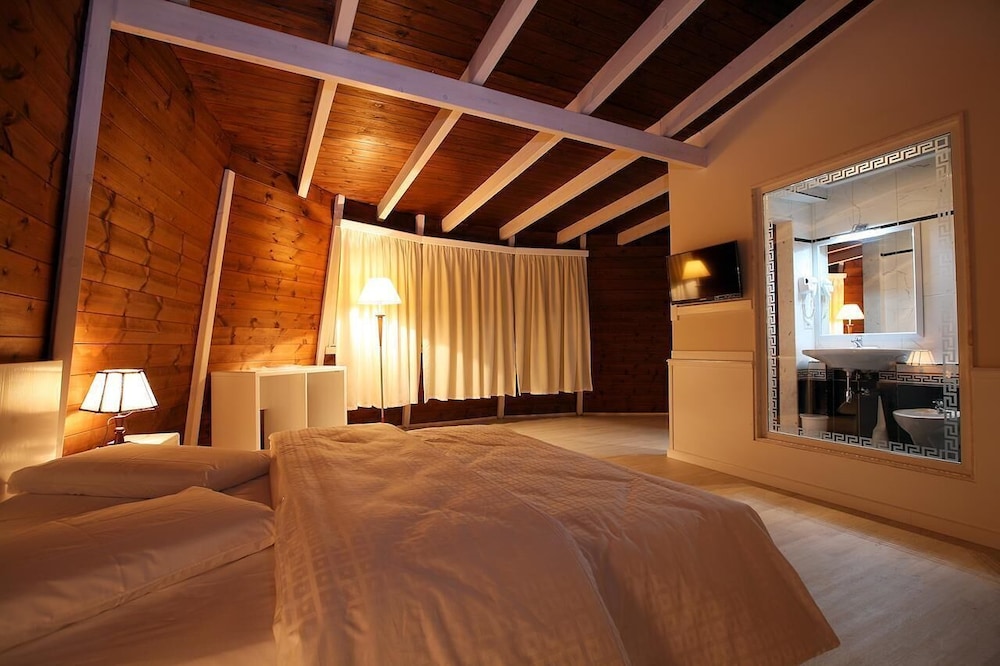 Deluxe Suite, 1 King Bed, Smoking