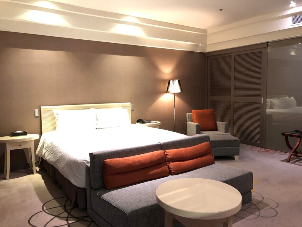 Executive Room - Photo 5