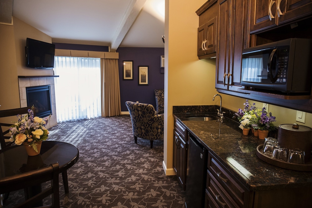 Suite 1 King with Sofabed Lakewood - Photo 2