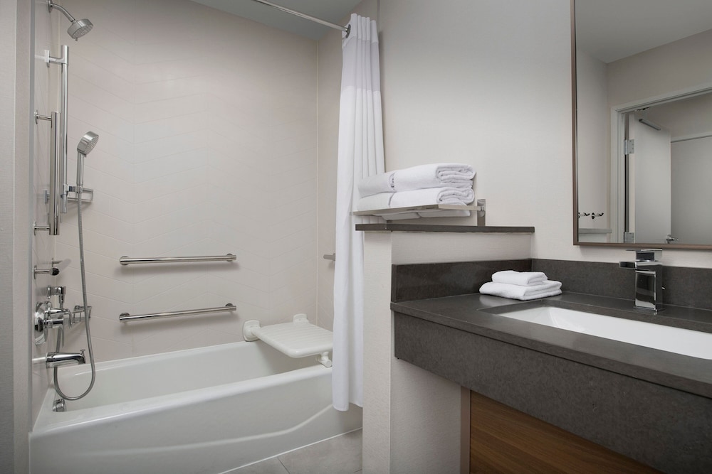 Room, 1 King Bed (Mobility Accessible, Tub) photo 2
