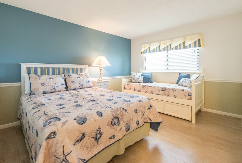 Condo, 2 Bedrooms, Oceanfront photo 3