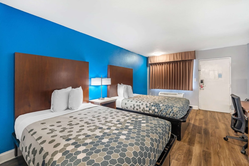 Standard Room, 2 Double Beds, Smoking - Photo 5