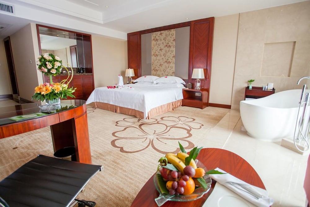 Suite, 1 King Bed (Fashion Suite) photo 3