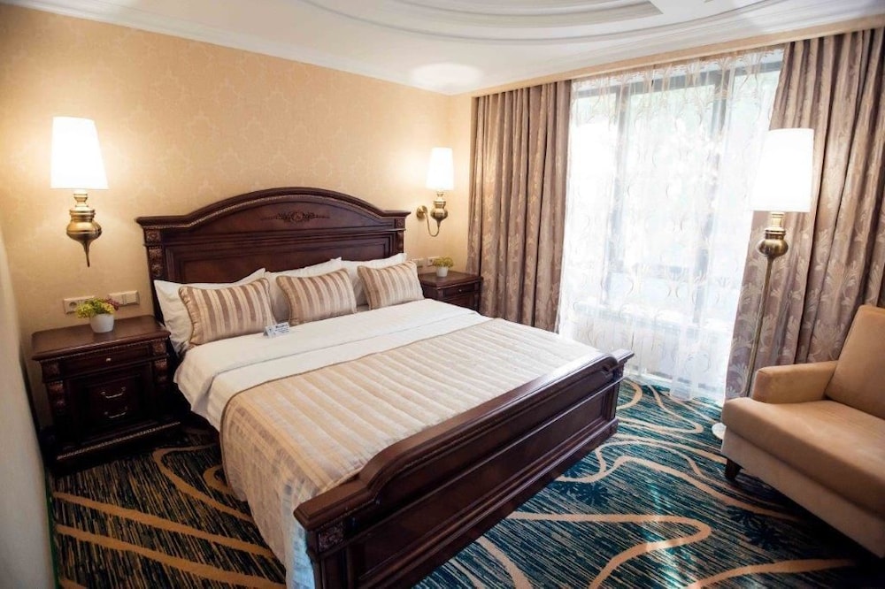 Suite - Photo 1