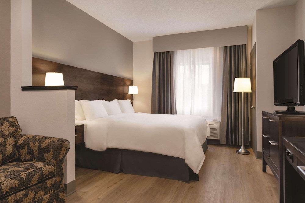Suite, 1 Twin Bed, Non Smoking (Upgrade) photo 1