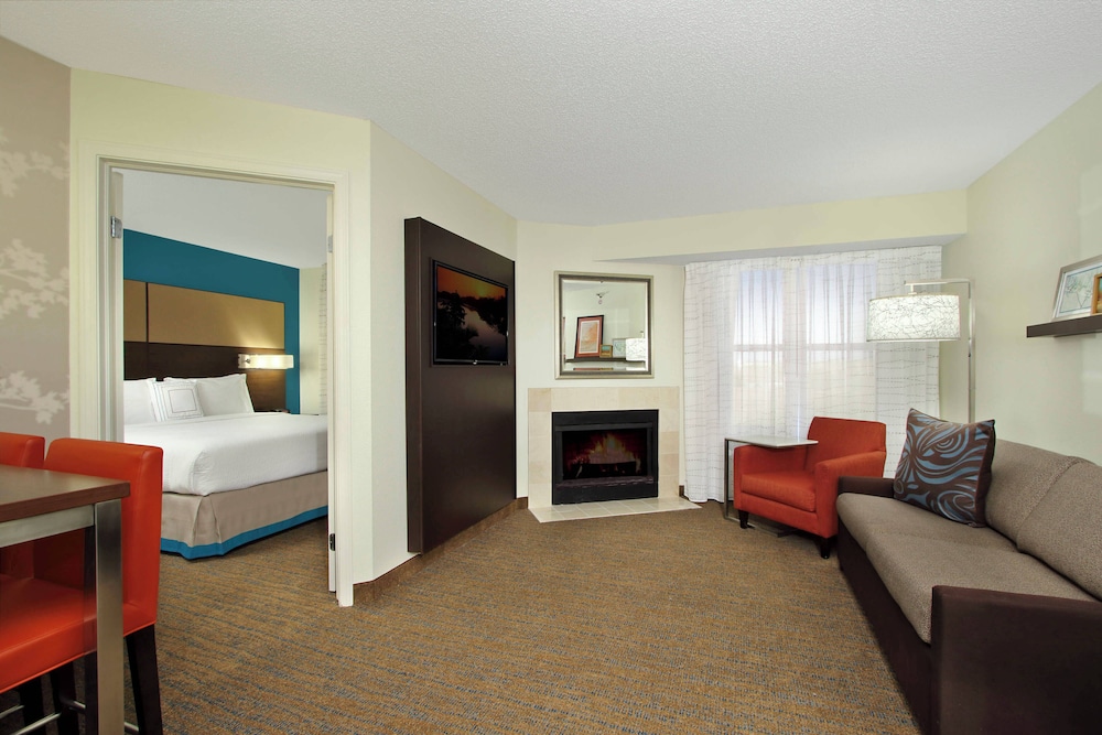 Suite, 2 Bedrooms - Photo 1