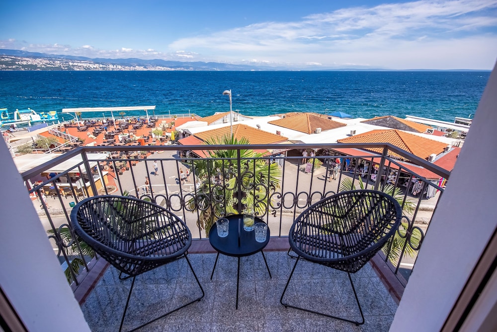 Superior Double Room, Balcony, Sea View - Photo 8