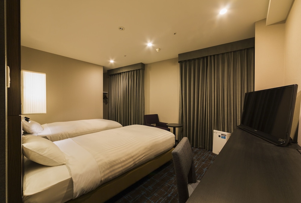 Twin Room, Non Smoking (Single Use) thumbnail 6