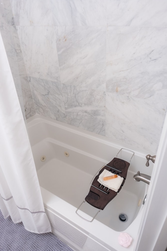 Deluxe Suite, 1 King Bed, Jetted Tub, Ground Floor photo 2