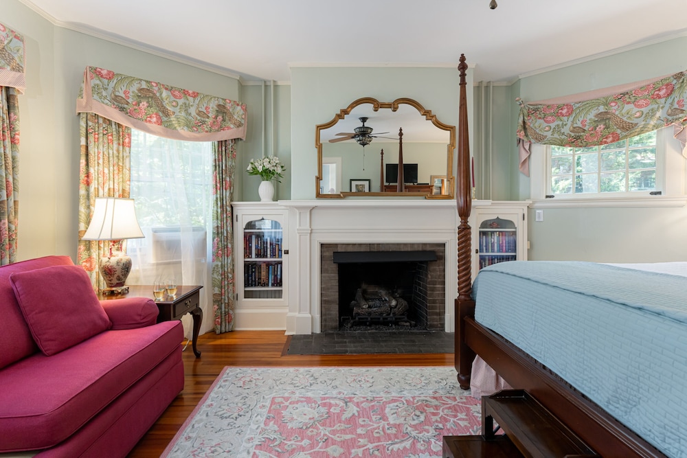 Room, Fireplace (Grace Suite) photo 3