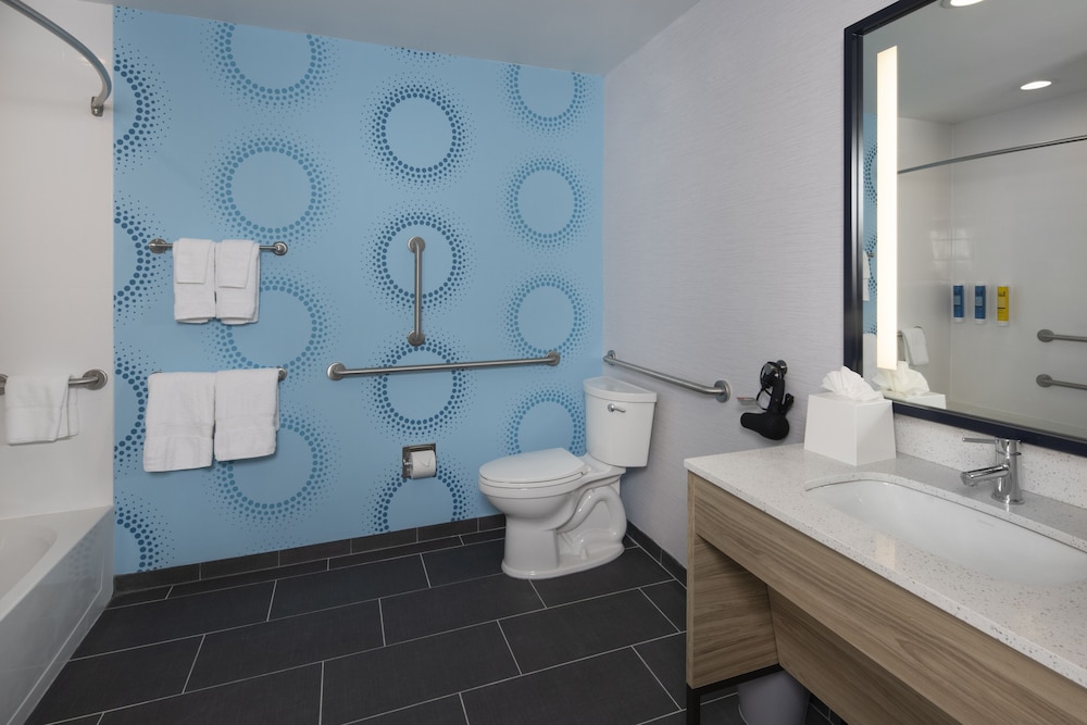 Room, 2 Queen Beds, Accessible, Bathtub (Mobility & Hearing) - Photo 9