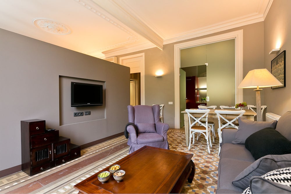 Apartamento de lujo, 2 habitaciones, balcón, vista a la ciudad (Passeig de Gràcia, 51)
