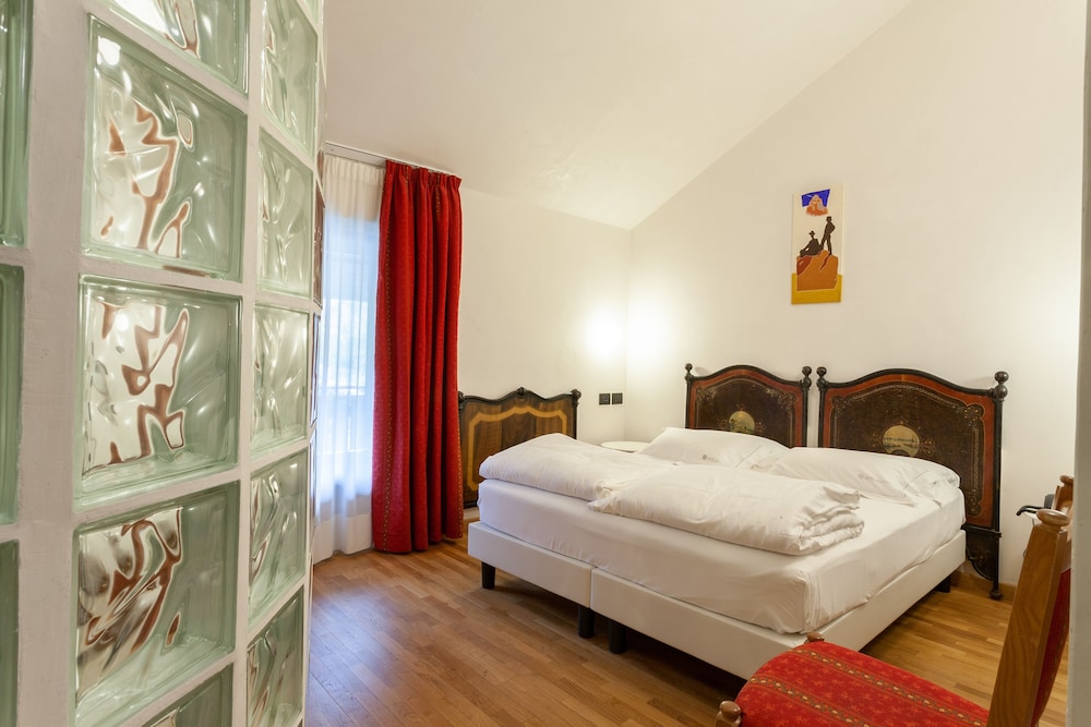 Junior Room, 1 Queen Bed, Balcony