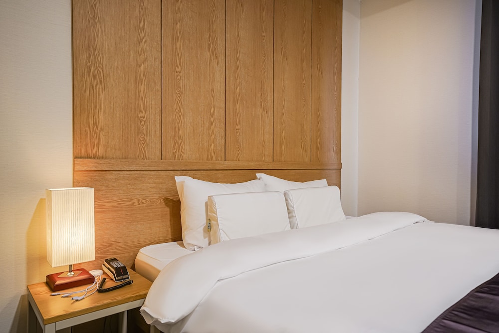 Deluxe Room, 1 King Bed photo 2