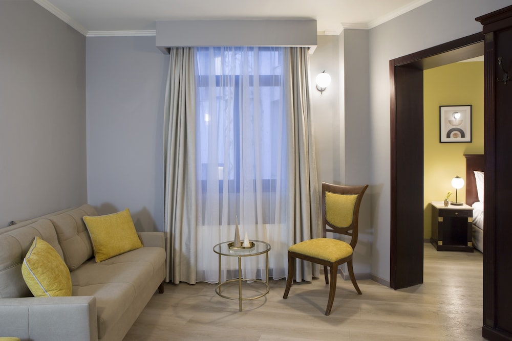 Suite - Photo 3