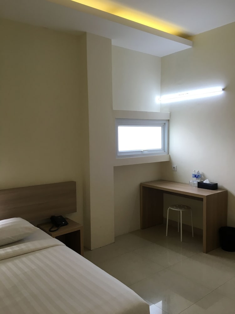 Deluxe Room, 1 King Bed photo 2
