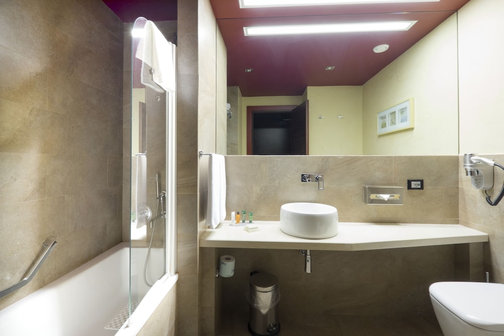 Deluxe Twin Room, 2 Double Beds thumbnail 6