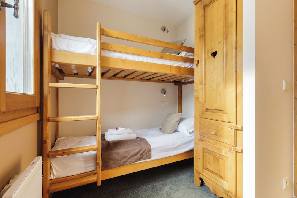 Family Apartment, Multiple Bedrooms (Vallorcine Buet 32 ski in / ski out) Family Apartment, Multiple Bedrooms (Vallorcine Buet 32 ski in / ski out)